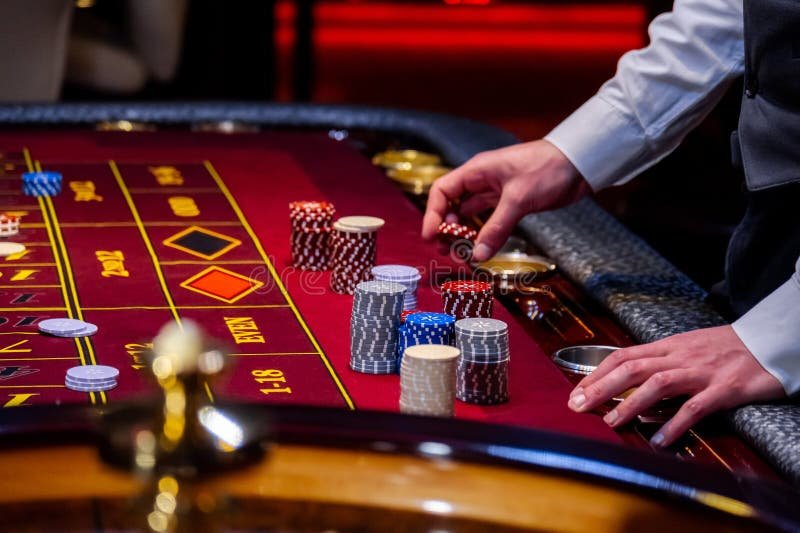 Meja blackjack live dengan dealer dan kartu real-time