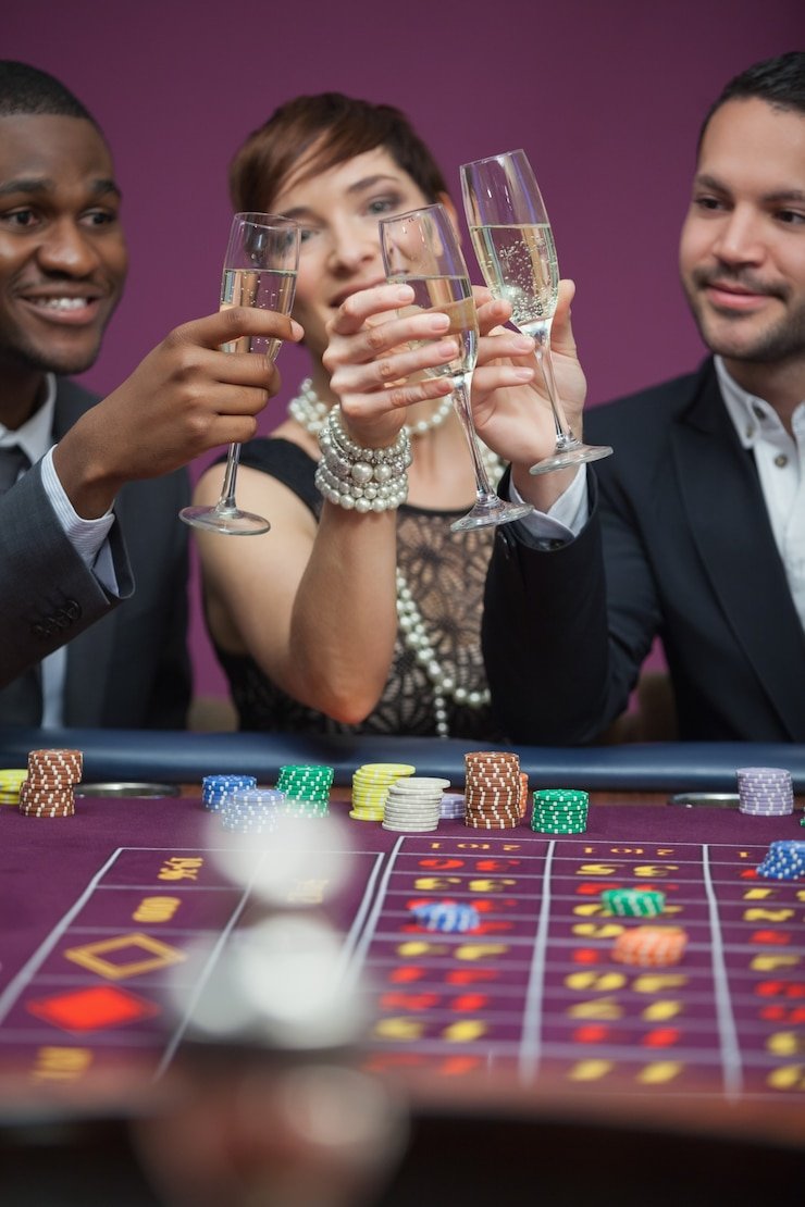 Roulette wheel dengan bola dan angka yang terlihat jelas